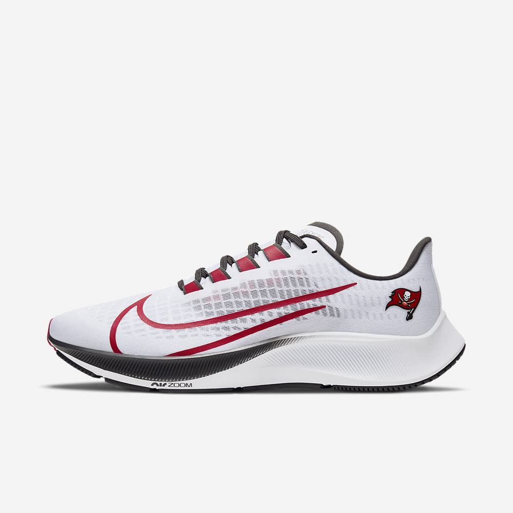 Chaussure De Running Nike Air Zoom Pegasus 37 (Tampa Bay Buccaneers) Blanche 1856-402 White/Pure Platinum/Deep Pewter/University Red Homme | HLB-87560430